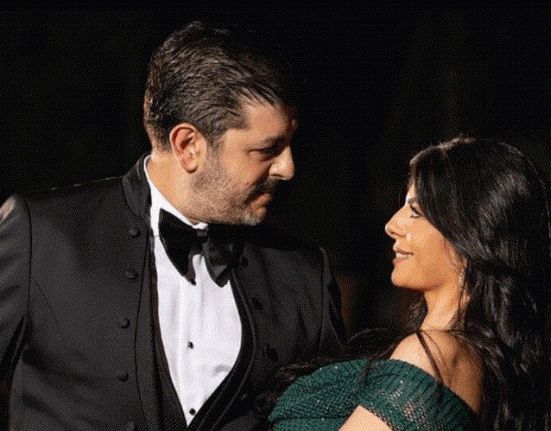 زوجته حامل بطفلها الثاني… ممثل لبنانيّ ينشر صوراً من أمام شجرة الميلاد (صور)