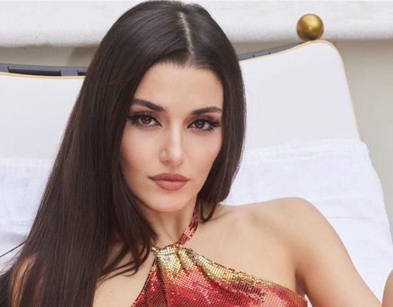 مرتدية “جاكيت” فقط.. النجمة التركية الشهيرة بإطلالة جريئة على غلاف إحدى المجلات (صورة)