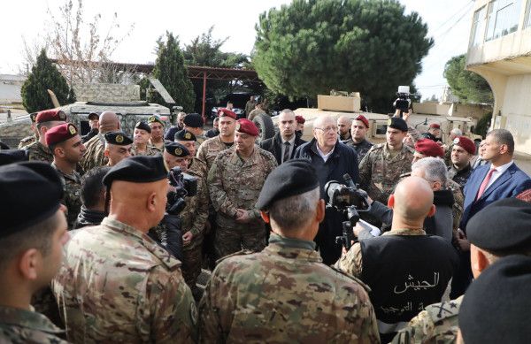 ميقاتي وقائد الجيش يصلان جنوب لبنان لتفقد الوحدات على الخطوط الأمامية - موقع الخليج الان