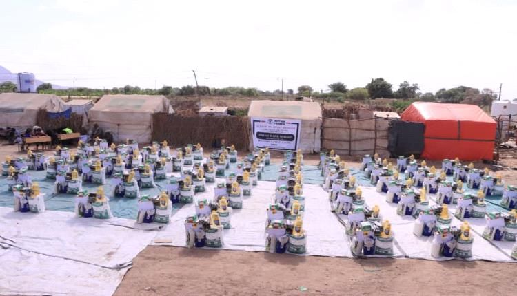 مؤسسة أهداف تنفذ مشروع السلة الغذائية الطارئة في مخيم جول السادة بخنفر أبين