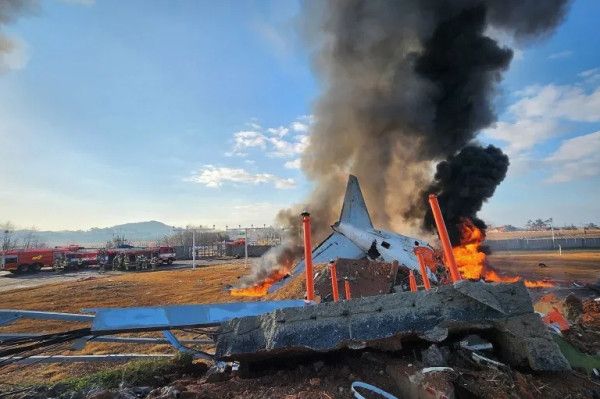 مصرع 120 شخصاً جراء تحطم طائرة في مطار بكوريا الجنوبية - موقع الخليج الان
