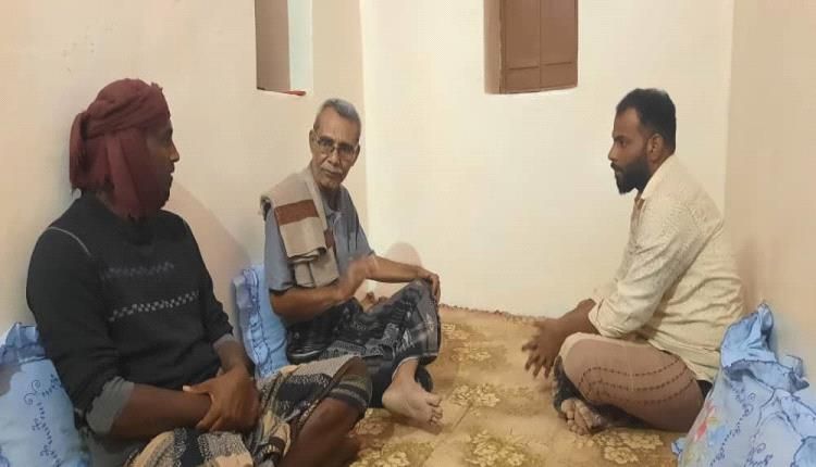 عودة عامل بناء الى بيته بعد إصابته في إعادة أعمال الترميم للبيوت بشبام التأريخية