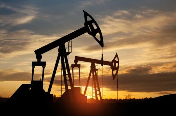 أسعار النفط تقفز10% بعد الضربات الإسرائيلية على إيران - موقع الخليج الان