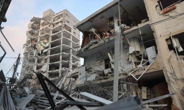 صور: هجوم صاروخي إيراني يخلّف قتلى وجرحى ويُحدث دماراً واسعاً في إسرائيل - الخليج الان