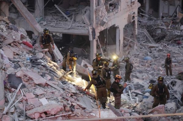 صور: هجوم صاروخي إيراني يخلّف قتلى وجرحى ويُحدث دماراً واسعاً في إسرائيل - الخليج الان