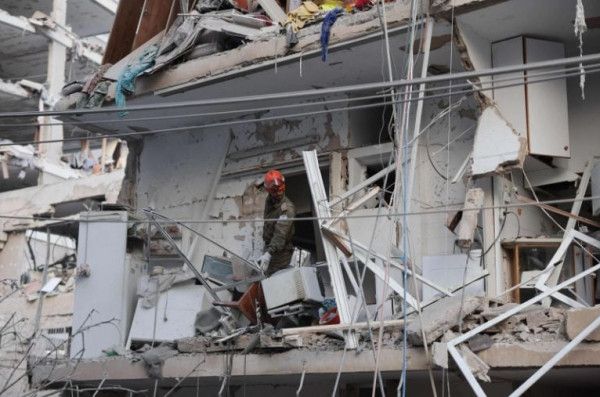 صور: هجوم صاروخي إيراني يخلّف قتلى وجرحى ويُحدث دماراً واسعاً في إسرائيل - الخليج الان