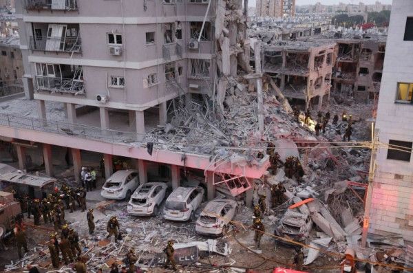 صور: هجوم صاروخي إيراني يخلّف قتلى وجرحى ويُحدث دماراً واسعاً في إسرائيل - الخليج الان