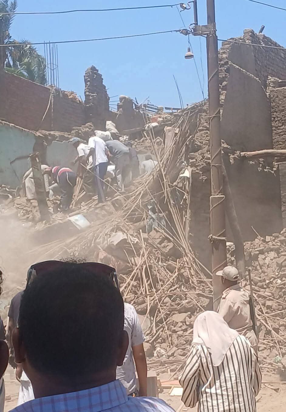 انهيار منزل بدندرة .. وجهود مكثفة لانتشال فتاة محتجزة تحت الأنقاض في قنا - الخليج الان