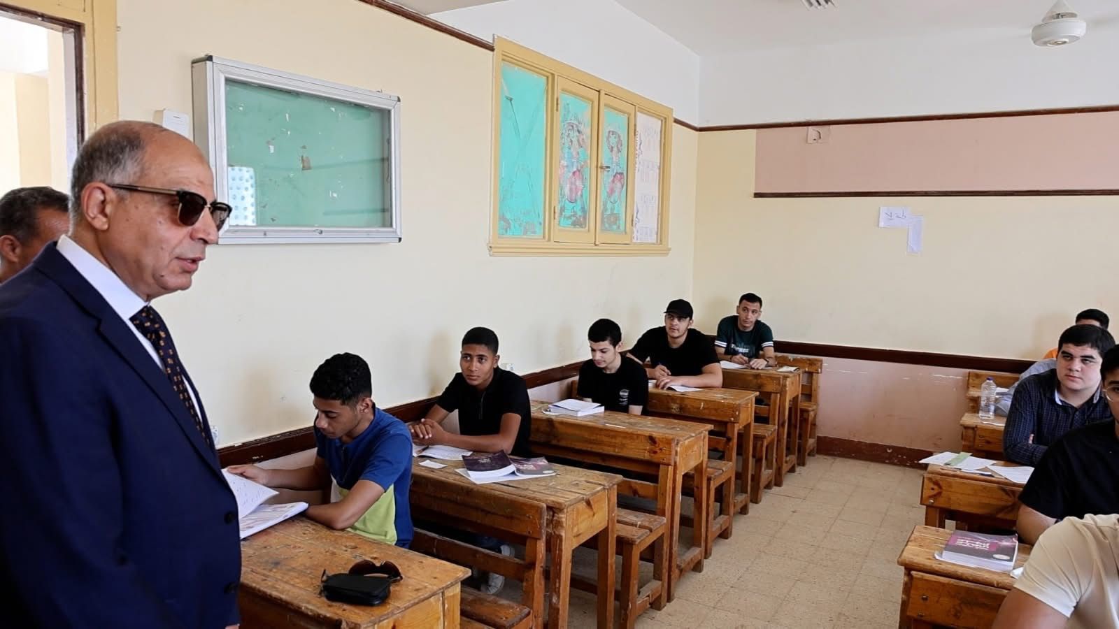خلال جولته داخل لجان الثانوية العامة.. محافظ المنيا يؤكد استعدادات متكاملة لضمان سير الامتحانات - الخليج الان