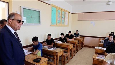 خلال جولته داخل لجان الثانوية العامة.. محافظ المنيا يؤكد استعدادات متكاملة لضمان سير الامتحانات - الخليج الان