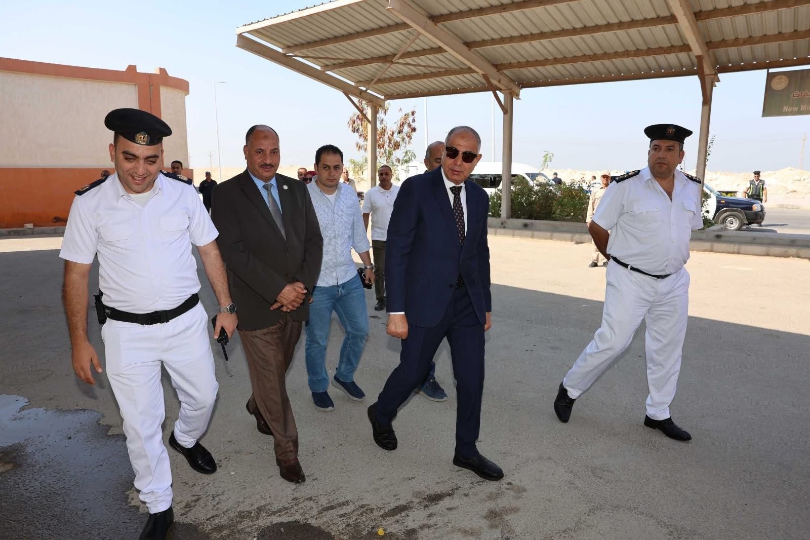 خلال جولته داخل لجان الثانوية العامة.. محافظ المنيا يؤكد استعدادات متكاملة لضمان سير الامتحانات - الخليج الان