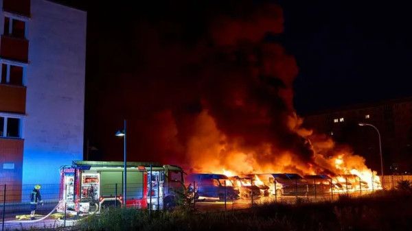 اشتعال 36 شاحنة في برلين في حريق يُشتبه بأنه متعمد - الخليج الان