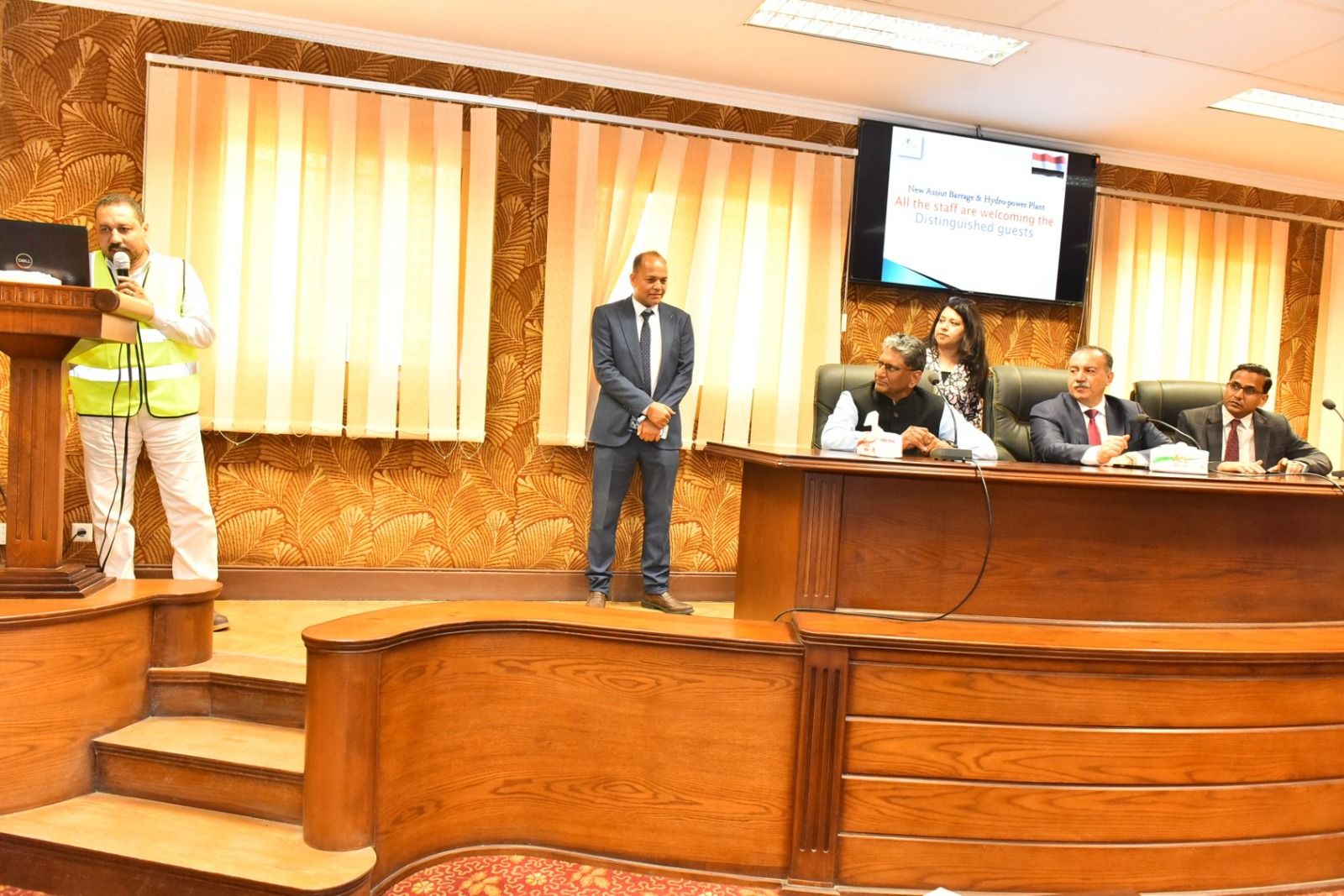 محافظ أسيوط يرافق سفير الهند لدى مصر لتفقد مشروع قناطر أسيوط الجديدة ومحطتها الكهرومائية - الخليج الان