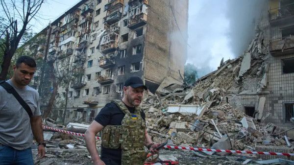 زيلينسكي يندد بـ"هجوم مروع" على كييف بـ440 مسيّرة و32 صاروخاً - الخليج الان