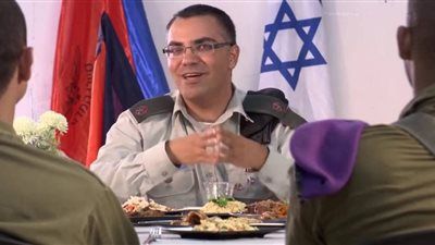 يتغذى على الإهانات.. لماذا يخشى أفيخاي أدرعي على زوجته من الظهور؟ - الخليج الان