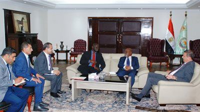 وزير الزراعة يبحث مع خبيرين دوليين تعزيز استراتيجيات التنمية الزراعية والأمن الغذائي - الخليج الان