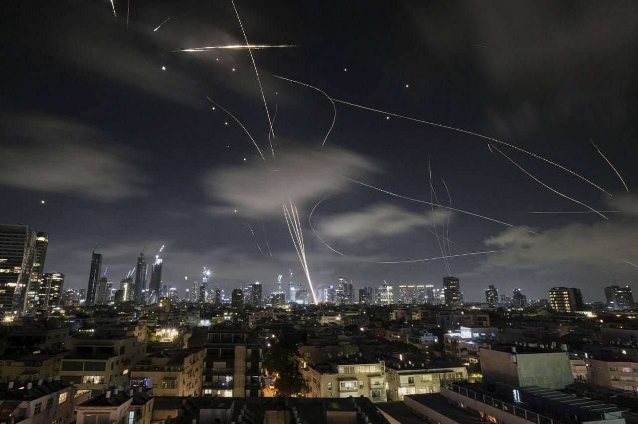 «مطاردة جوية».. اشتباكات بين الصواريخ الإيرانية ودفاعات إسرائيل في سماء تل أبيب|صور - الخليج الان