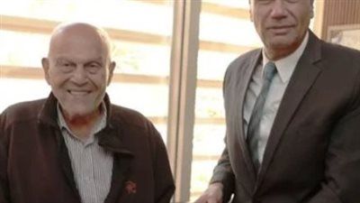 تقديرا لرسالته الإنسانية.. محافظ أسوان يهدي مفتاح المدينة للدكتور مجدي يعقوب - الخليج الان