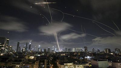 «مطاردة جوية».. اشتباكات بين الصواريخ الإيرانية ودفاعات إسرائيل في سماء تل أبيب|صور - الخليج الان