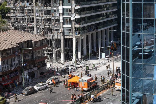 إيران تقصف تل أبيب بصاروخ يحتوي على رؤوس عنقودية - الخليج الان