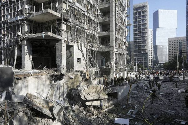 فيديو:رشقة إيرانية عنيفة تُصيب مستشفى سوروكا ومبنى البورصة وتخلّف إصابات ودماراً واسعاً بتل أبيب - الخليج الان