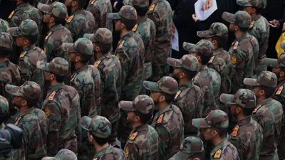 أكثر من 100 مسيّرة وانفجارات تهز الشمال.. الحرس الثوري الإيراني يستهدف الصناعات الدفاعية ويتوعد بالمزيد - الخليج الان