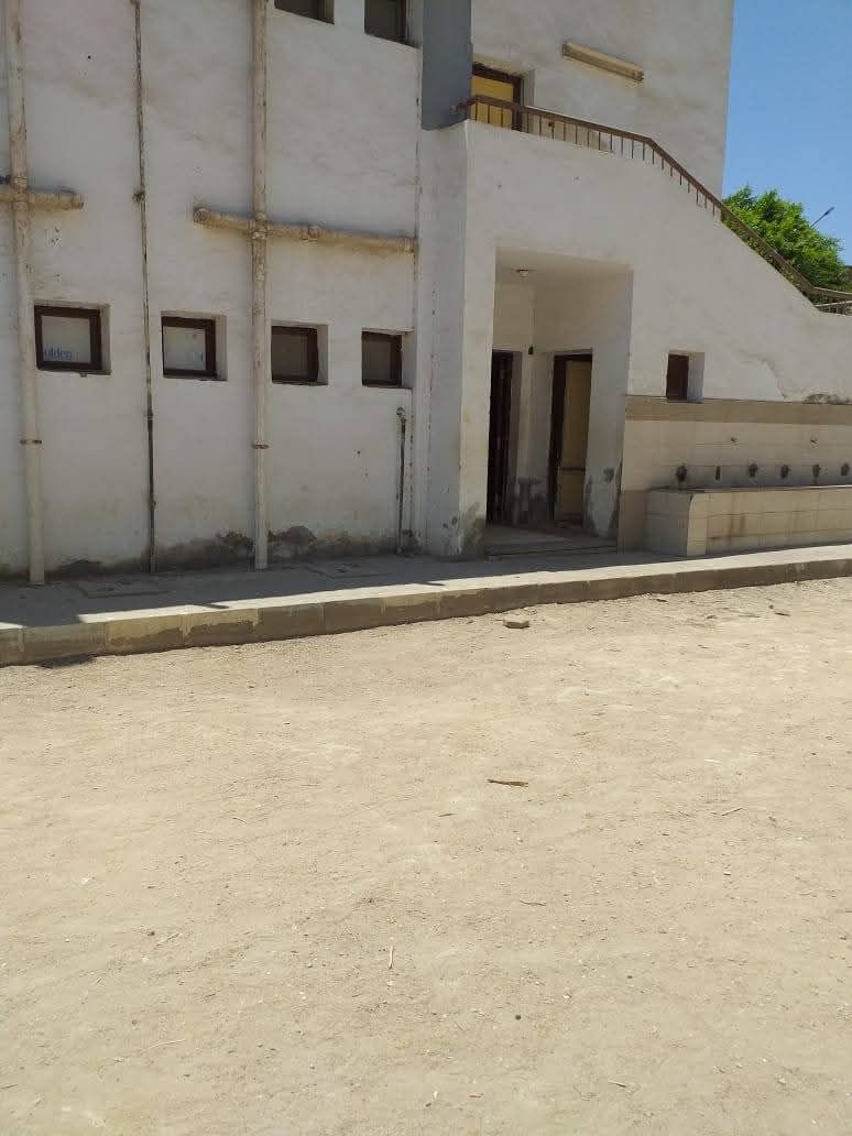 حقيقة تخصيص حمام واحد للطلاب بمدرسة في الفيوم - الخليج الان