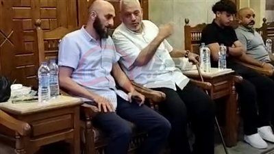 نجلها يواسيها.. بدء عزاء والدة المخرجة سارة وفيق في مسجد عمر مكرم - الخليج الان