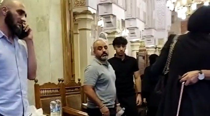 نجلها يواسيها.. بدء عزاء والدة المخرجة سارة وفيق في مسجد عمر مكرم - الخليج الان