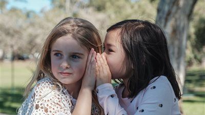 إزاي تساعدي ابنك يفرق بين الصداقة العادية والسامة قبل فوات الأوان - الخليج الان