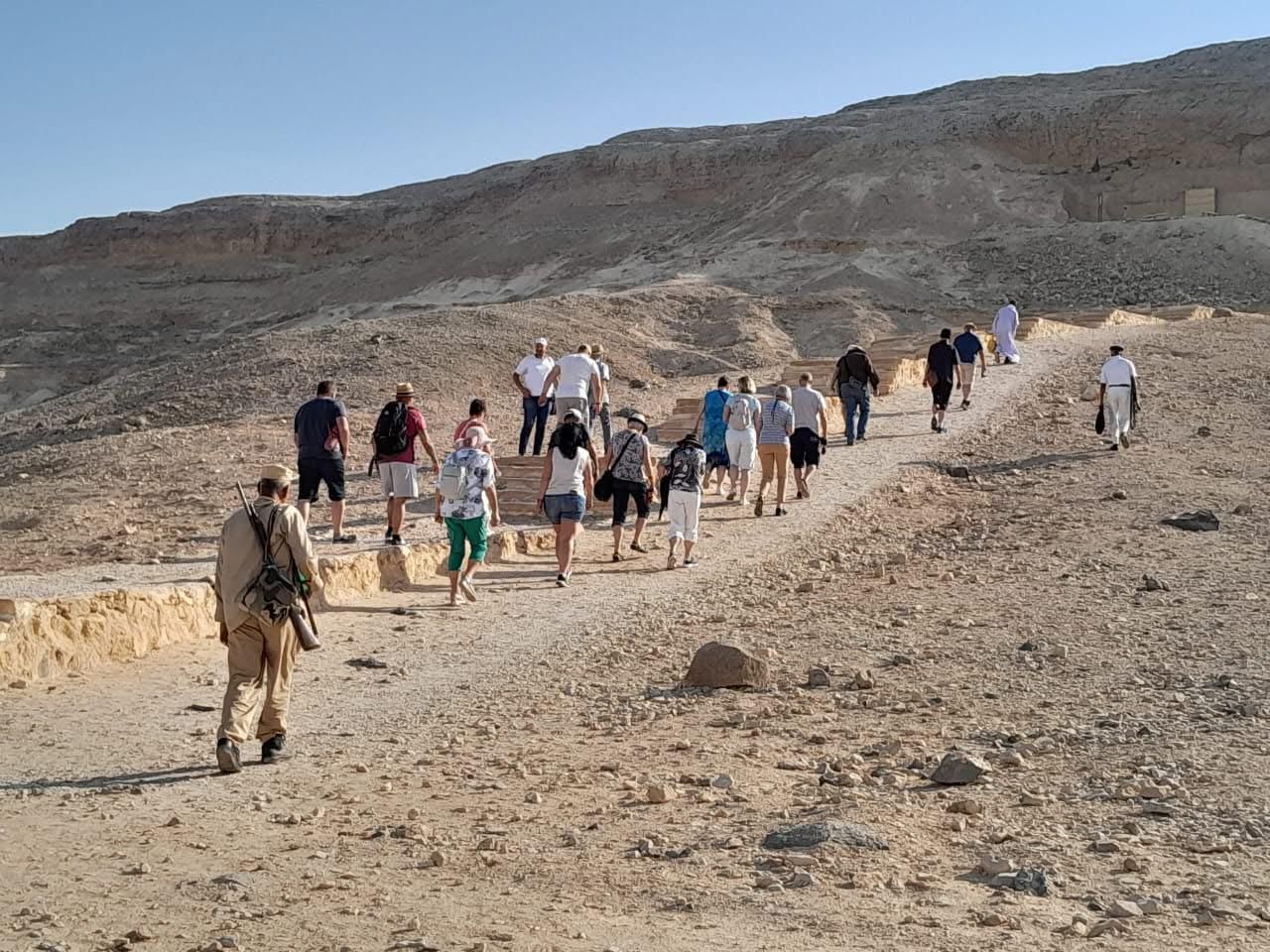 رغم حرارة الطقس.. توافد الأجانب على معالم المنيا الأثرية والمحافظ يوجه بتوفير سبل الراحة للسائحين - الخليج الان