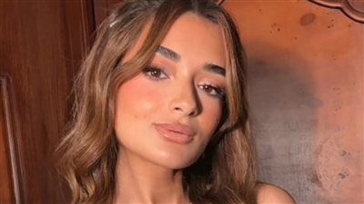 بالصور.. أول ظهور لملك أحمد زاهر برفقة والدها بعد تعافيها من أزمتها الصحية - الخليج الان