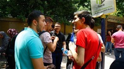 بدء توافد طلاب الثانوية العامة إلى المدارس لمواجهة امتحان اللغة العربية اليوم - الخليج الان