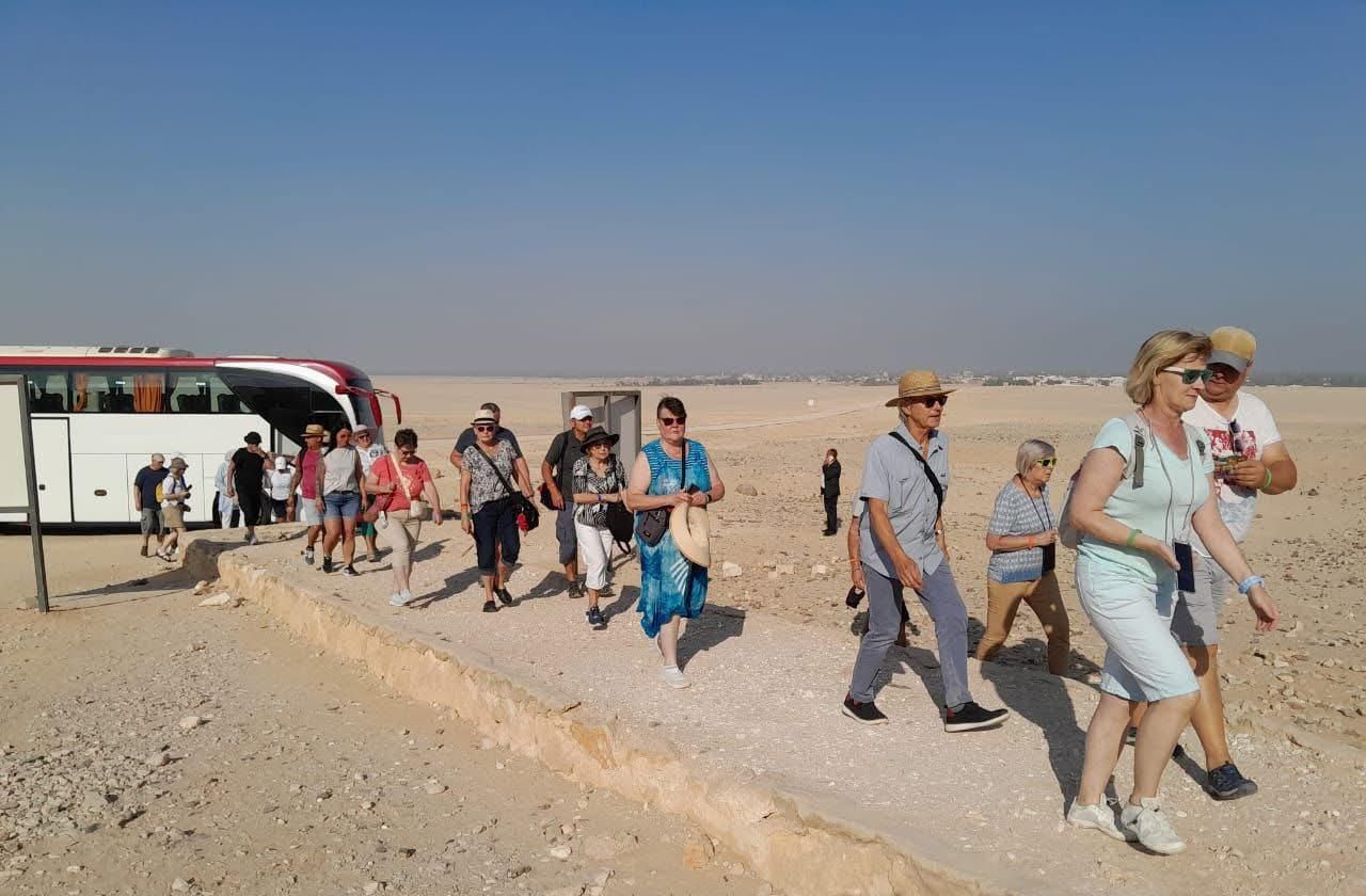 رغم حرارة الطقس.. توافد الأجانب على معالم المنيا الأثرية والمحافظ يوجه بتوفير سبل الراحة للسائحين - الخليج الان