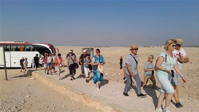 رغم حرارة الطقس.. توافد الأجانب على معالم المنيا الأثرية والمحافظ يوجه بتوفير سبل الراحة للسائحين - الخليج الان