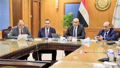 غرفة عمليات الوزارة تتابع وصول أوراق أسئلة امتحان اللغة العربية للثانوية العامة للمدارس - الخليج الان