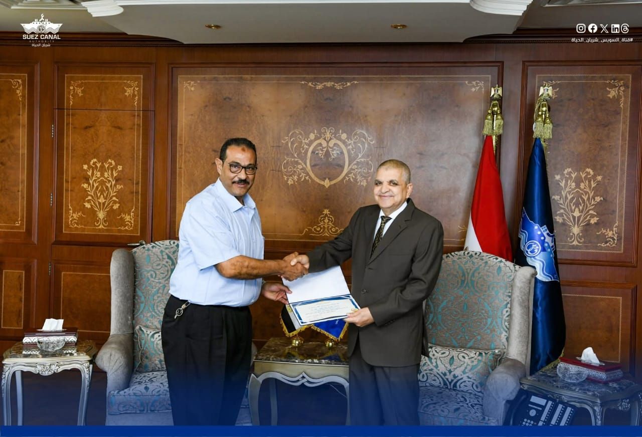 قناة السويس تكرّم مشرفي محطة إرشاد القنطرة لتفانيهم خلال حادث سفينة RED ZED 1 - الخليج الان