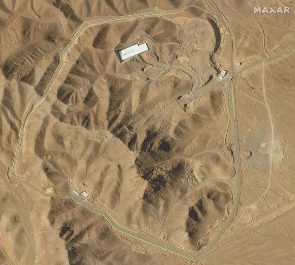 صور أقمار صناعية تُظهر نشاطاً "غير معتاد" حول منشأة "فوردو" قبل الضربات الأميركية - الخليج الان