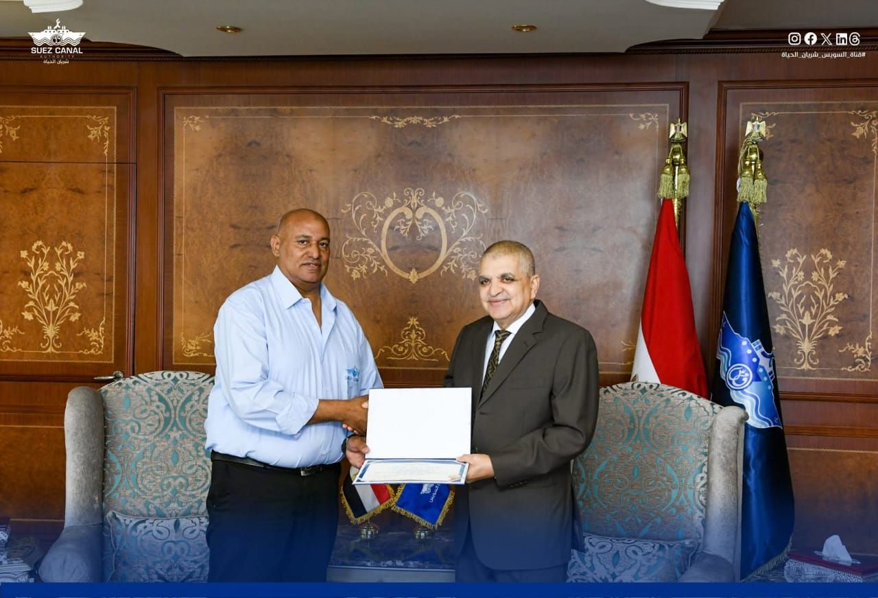 قناة السويس تكرّم مشرفي محطة إرشاد القنطرة لتفانيهم خلال حادث سفينة RED ZED 1 - الخليج الان