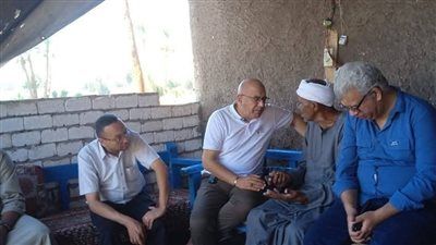 الاعتذار وصل لحد باب البيت.. وكيل صحة قنا يزور مريضًا تضرر من الإهمال الطبي - الخليج الان