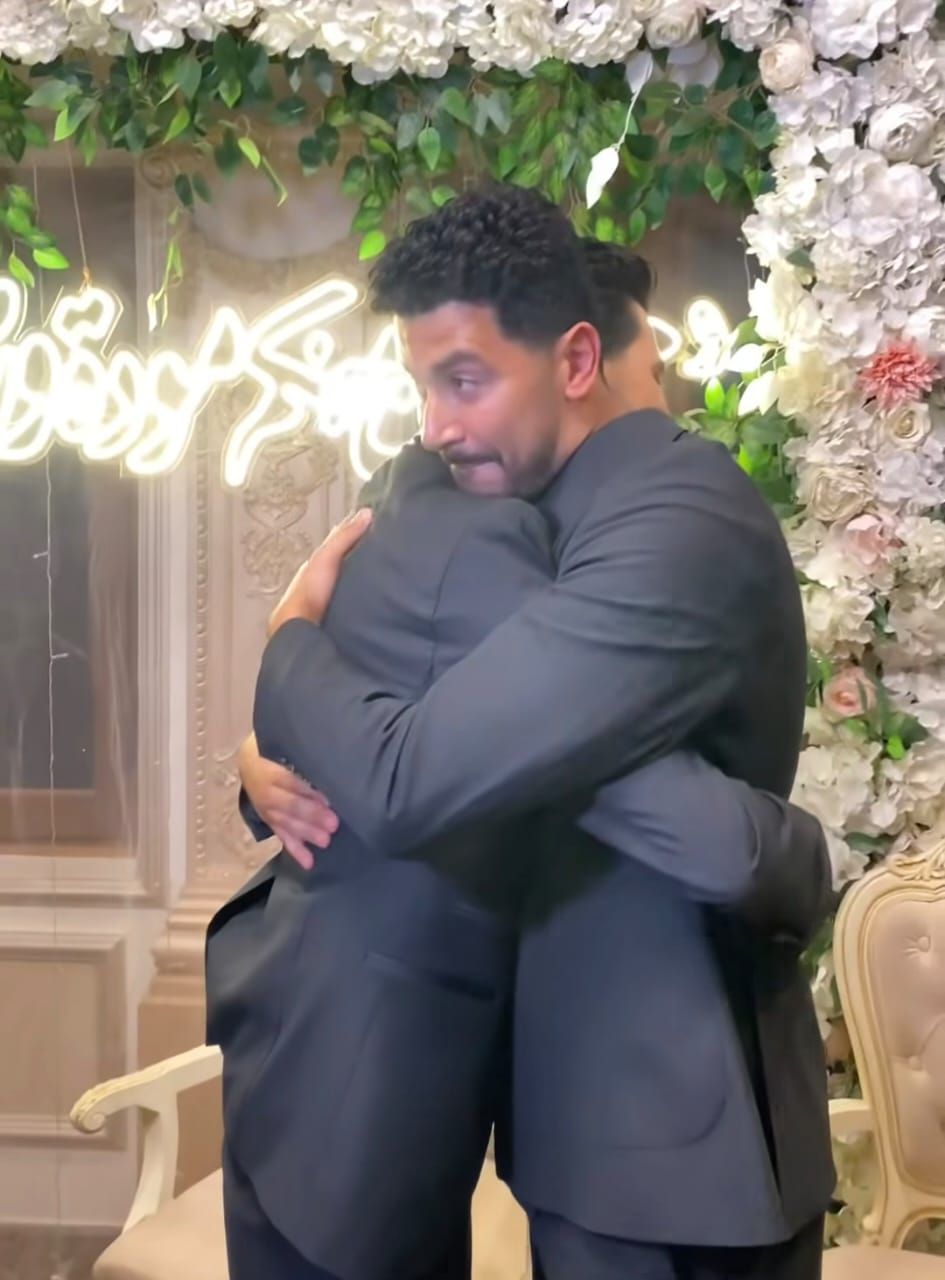 محمد أنور يبكي في كتب كتاب شقيقه: كنت فاكر أني هعيط في فرح بناتي بس - الخليج الان