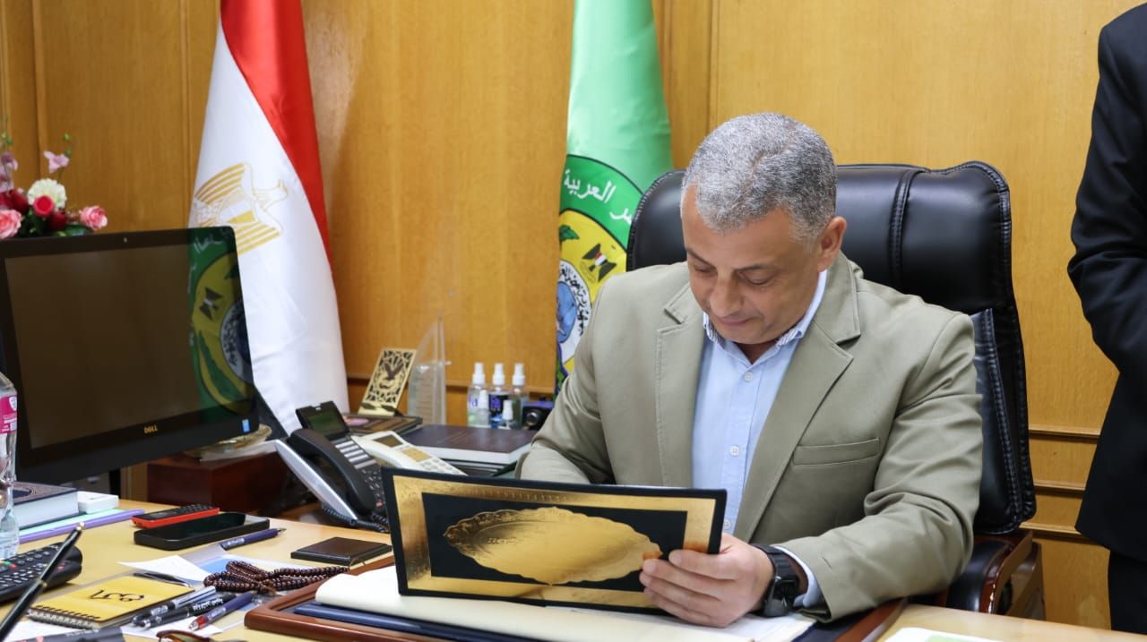 محافظ الإسماعيلية يعتمد نتيجة الشهادة الإعدادية بنسبة نجاح ٨٥.٠١٪.. ويكرّم أوائل الطلاب - الخليج الان