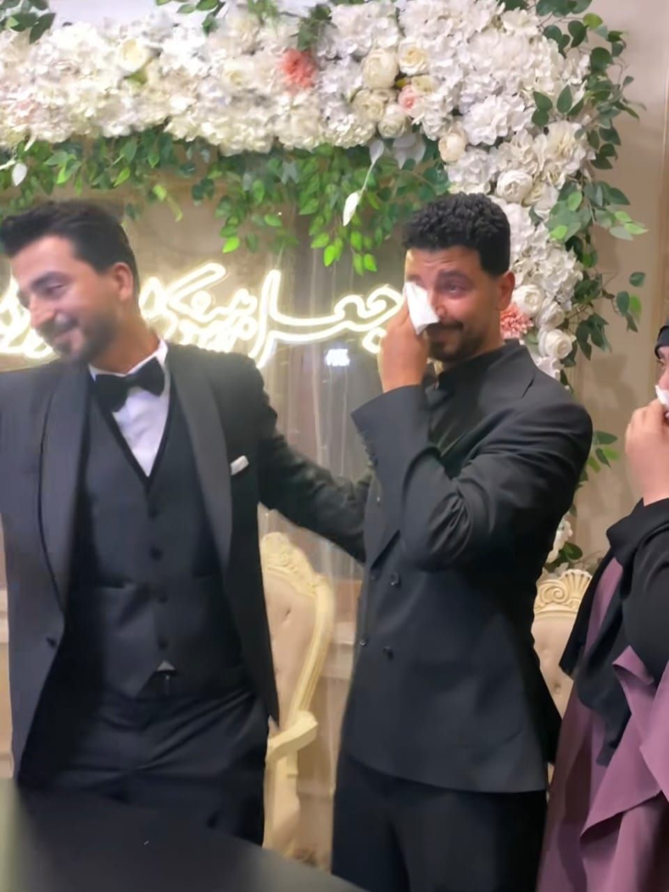 محمد أنور يبكي في كتب كتاب شقيقه: كنت فاكر أني هعيط في فرح بناتي بس - الخليج الان