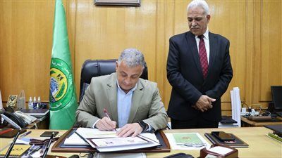 محافظ الإسماعيلية يعتمد نتيجة الشهادة الإعدادية بنسبة نجاح ٨٥.٠١٪.. ويكرّم أوائل الطلاب - الخليج الان