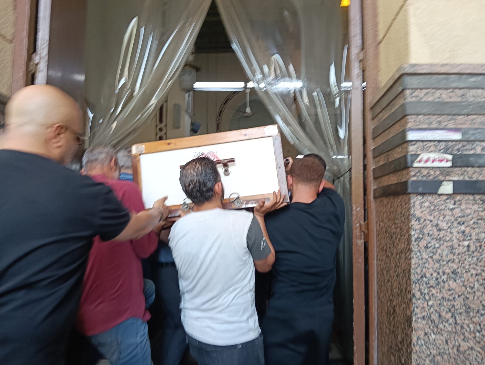 وصول جثمان والد تامر عبد المنعم مسجد عمر مكرم لأداء صلاة الجنازة.. تفاصيل - الخليج الان