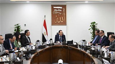 رئيس الوزراء يعقد اجتماعاً لبحث واستعراض فرص وتحديات صناعة السكر - الخليج الان