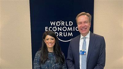 وزيرة التخطيط تبحث مع رئيس المنتدى الاقتصادي العالمي تأثير التطورات العالمية والإقليمية على الوضع الاقتصادي - الخليج الان