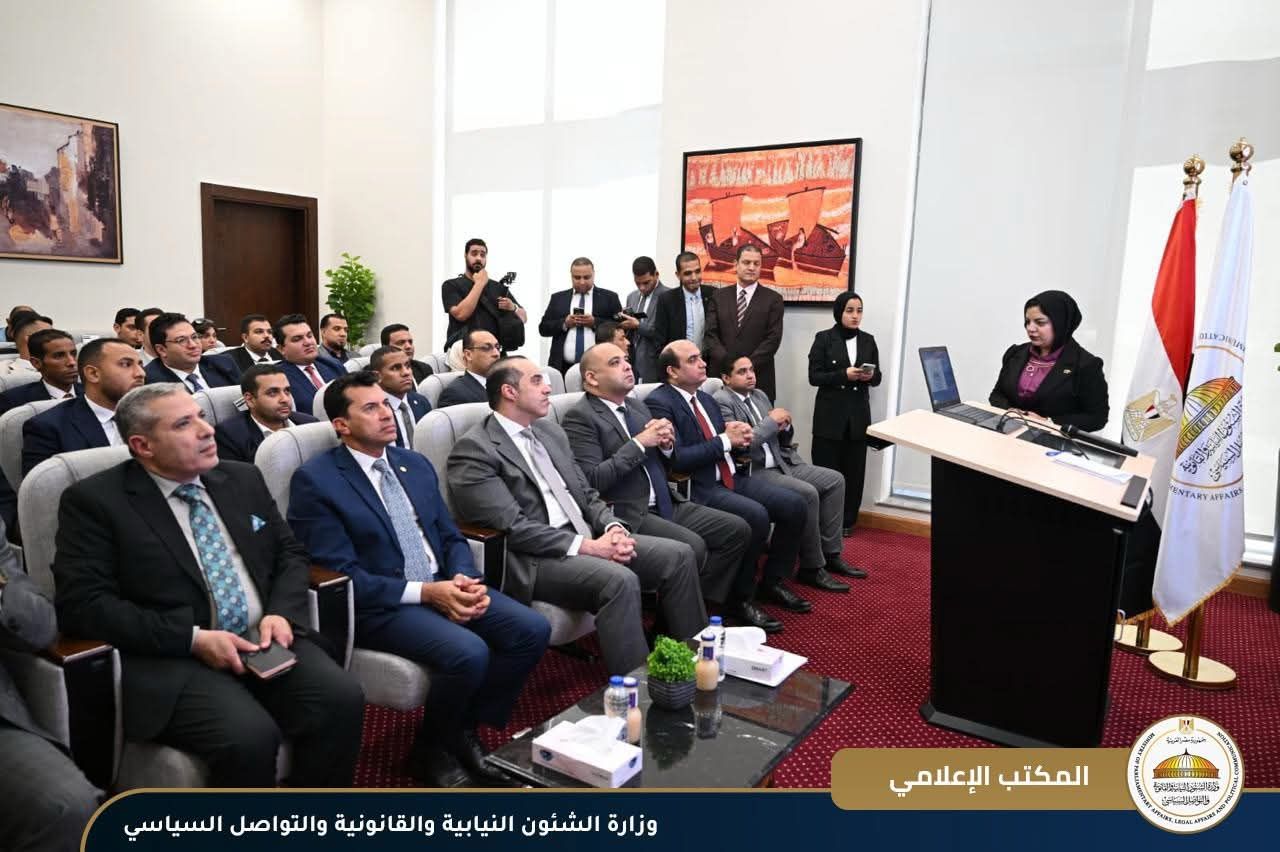 المستشار محمود فوزي خلال لقاء وزير الشباب وأعضاء كيانات شبابية: الدولة المصرية بقيادة الرئيس تولي اهتمامًا بالغًا بملف تمكين الشباب وتنمية مهاراتهم - الخليج الان