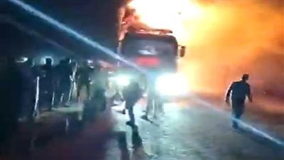 السيطرة على حريق سيارة نقل محمّلة بالتبن إثر ماس كهربائي بطامية في الفيوم - الخليج الان