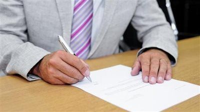 هل ينتهي عقد العمل بوفاة العامل أم صاحب العمل؟ - الخليج الان